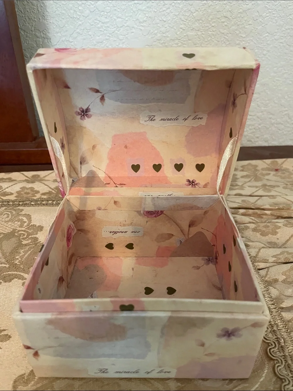 Vintage Tri-Coastal Designs, Inc.  botanical+ hearts Dome Keepsakes box. 5x4”
